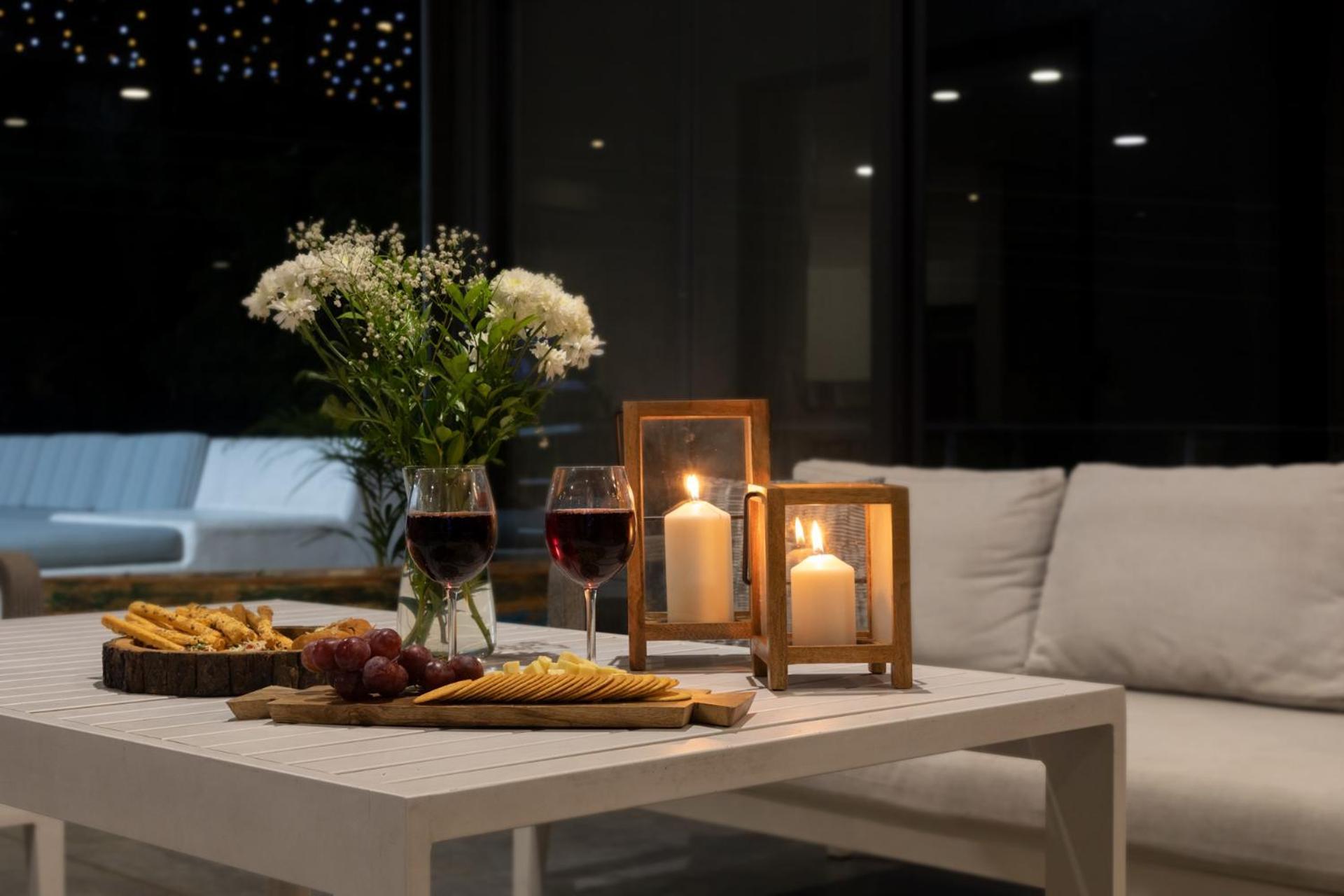 Shikrapur Open House By Stayvista - Nestled In Nature, Featuring A Swimming Pool & Expansive Lawn For A Serene Retreat מראה חיצוני תמונה