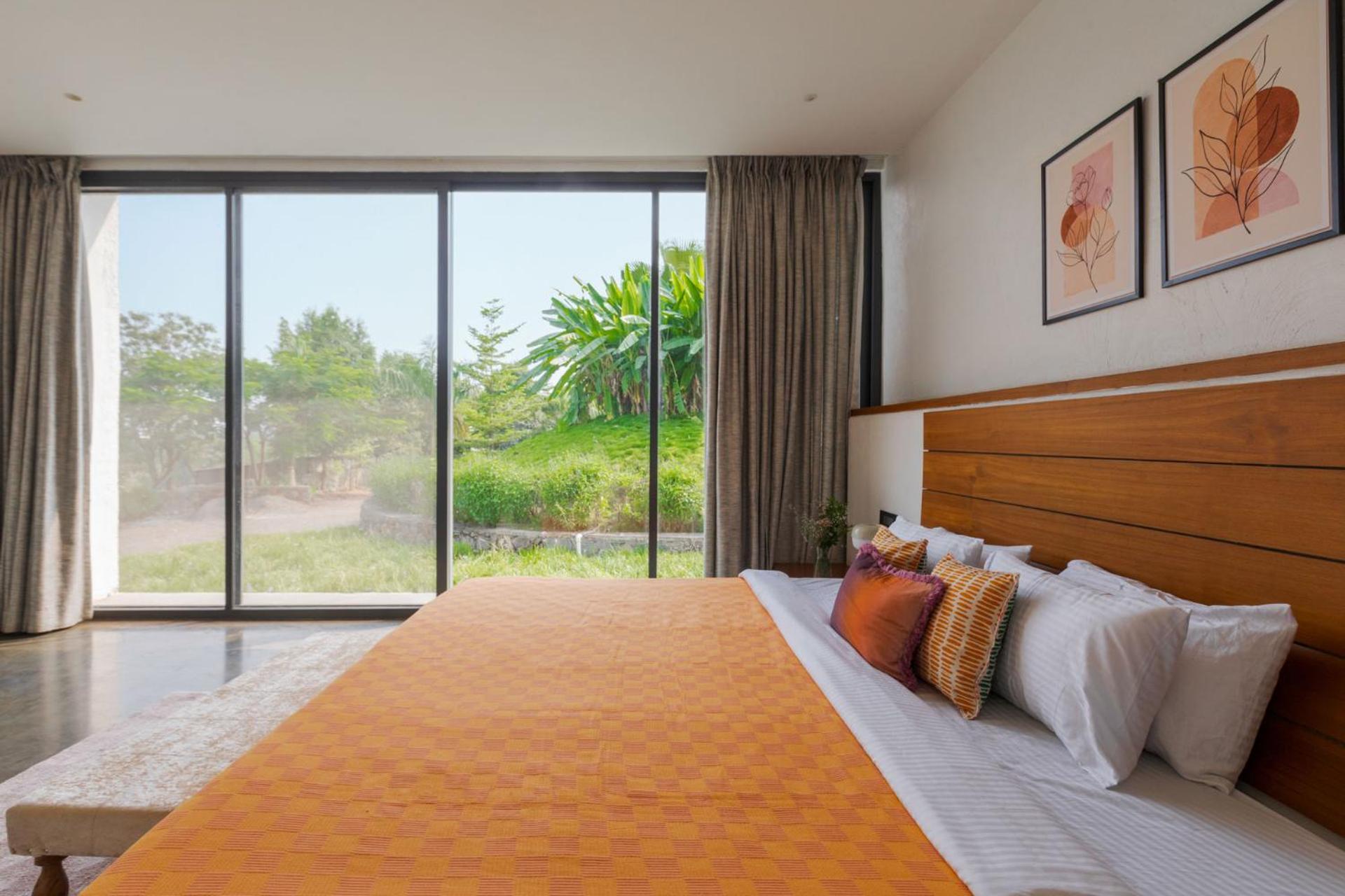 Shikrapur Open House By Stayvista - Nestled In Nature, Featuring A Swimming Pool & Expansive Lawn For A Serene Retreat מראה חיצוני תמונה