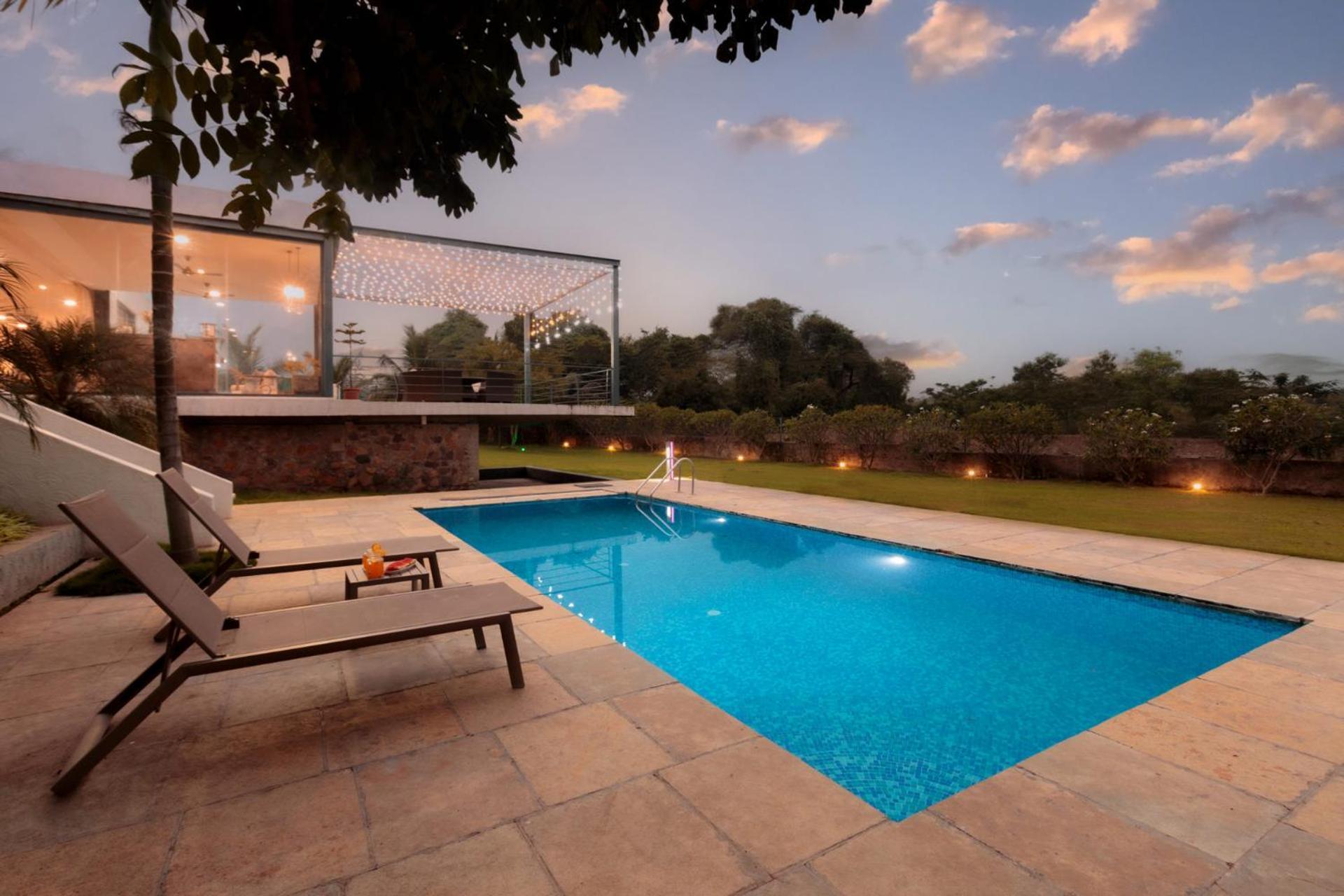 Shikrapur Open House By Stayvista - Nestled In Nature, Featuring A Swimming Pool & Expansive Lawn For A Serene Retreat מראה חיצוני תמונה