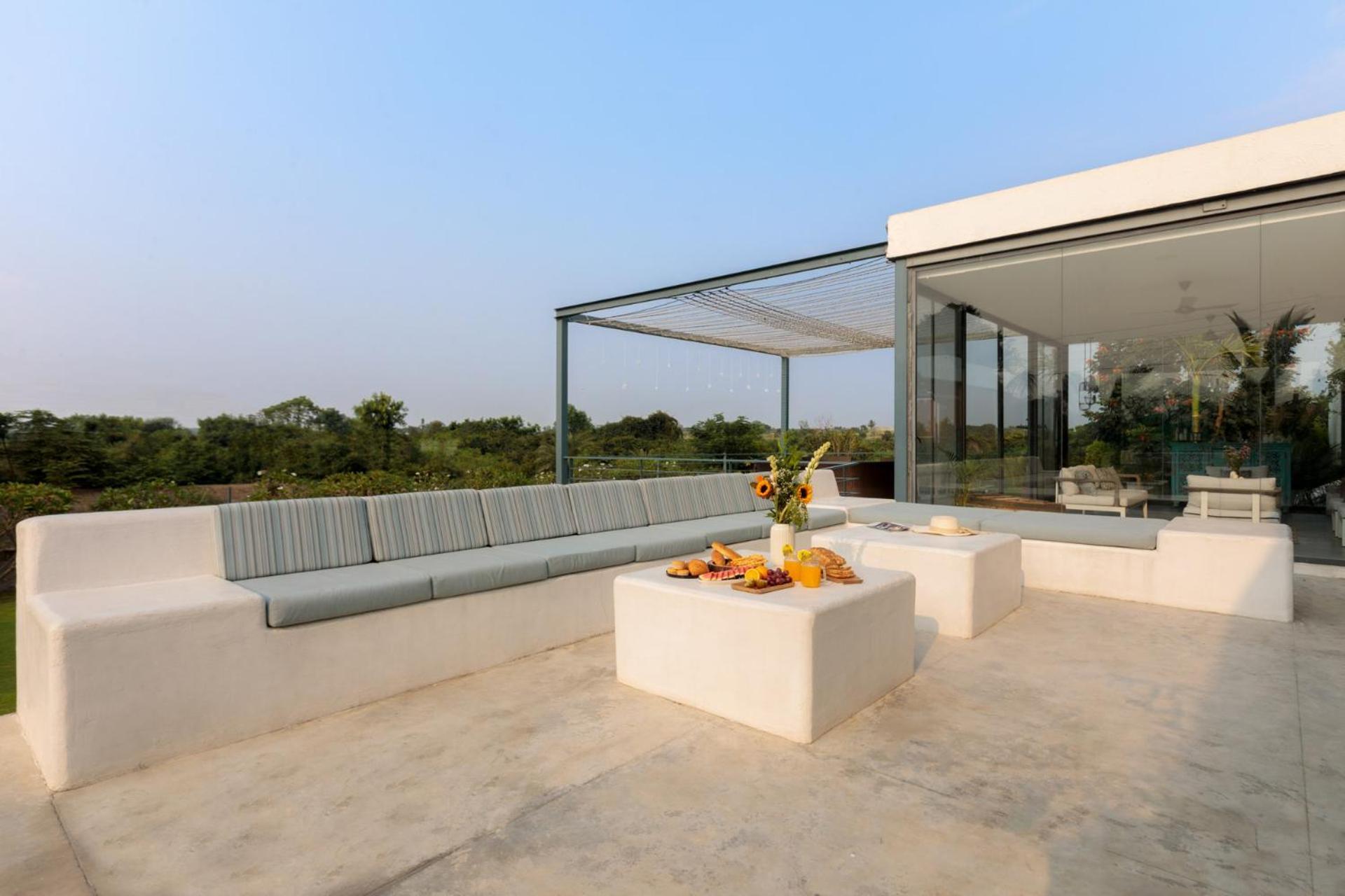 Shikrapur Open House By Stayvista - Nestled In Nature, Featuring A Swimming Pool & Expansive Lawn For A Serene Retreat מראה חיצוני תמונה