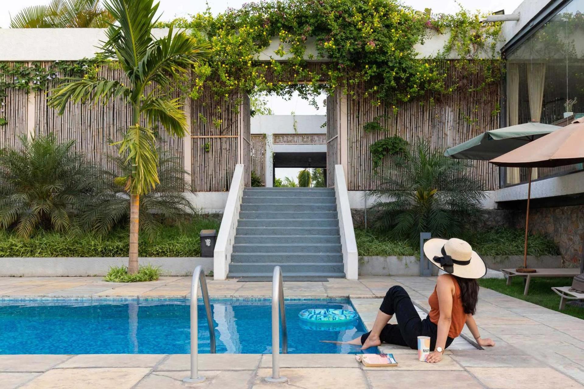 Shikrapur Open House By Stayvista - Nestled In Nature, Featuring A Swimming Pool & Expansive Lawn For A Serene Retreat מראה חיצוני תמונה