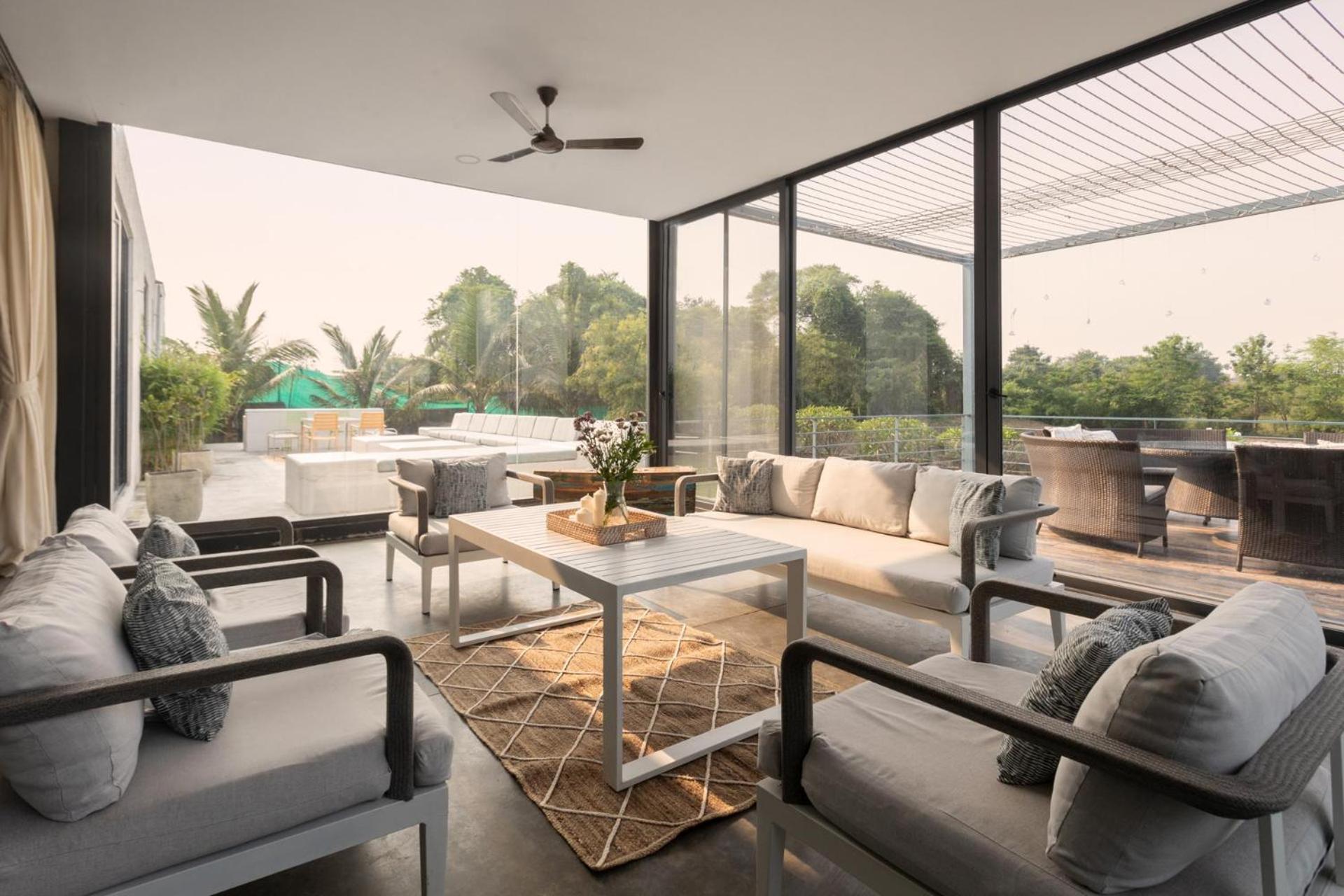 Shikrapur Open House By Stayvista - Nestled In Nature, Featuring A Swimming Pool & Expansive Lawn For A Serene Retreat מראה חיצוני תמונה