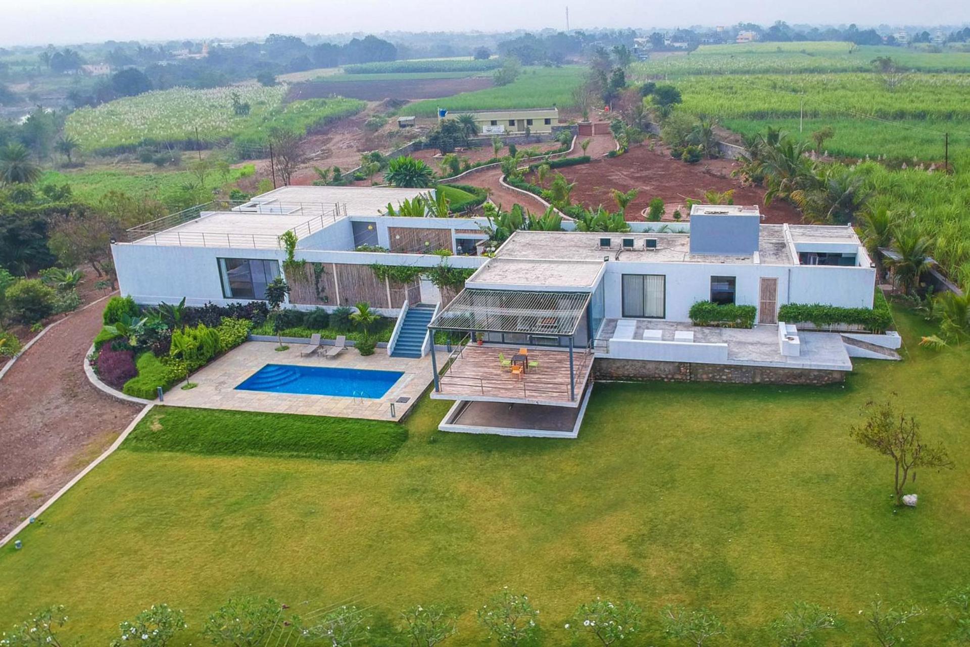 Shikrapur Open House By Stayvista - Nestled In Nature, Featuring A Swimming Pool & Expansive Lawn For A Serene Retreat מראה חיצוני תמונה