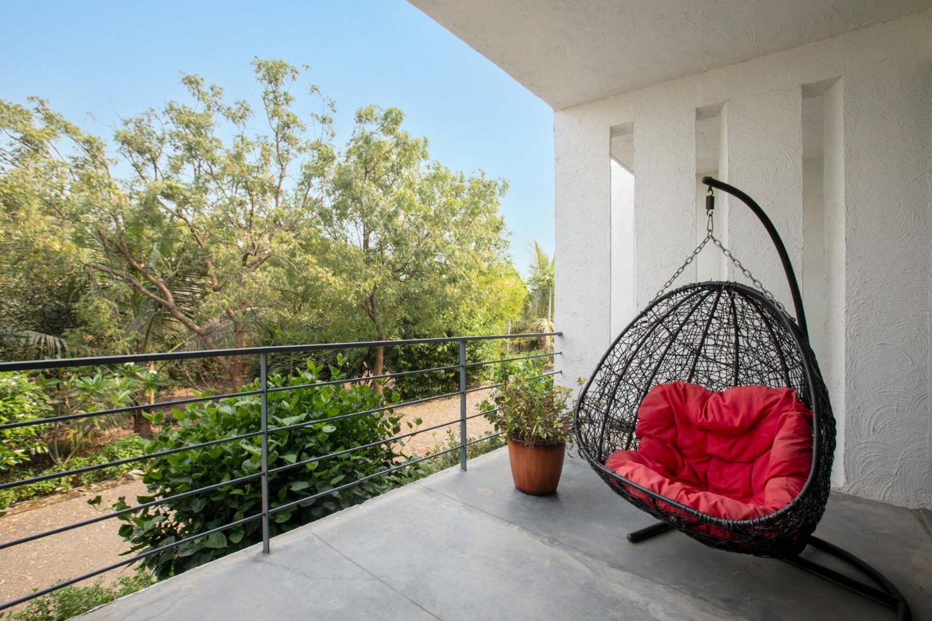 Shikrapur Open House By Stayvista - Nestled In Nature, Featuring A Swimming Pool & Expansive Lawn For A Serene Retreat מראה חיצוני תמונה