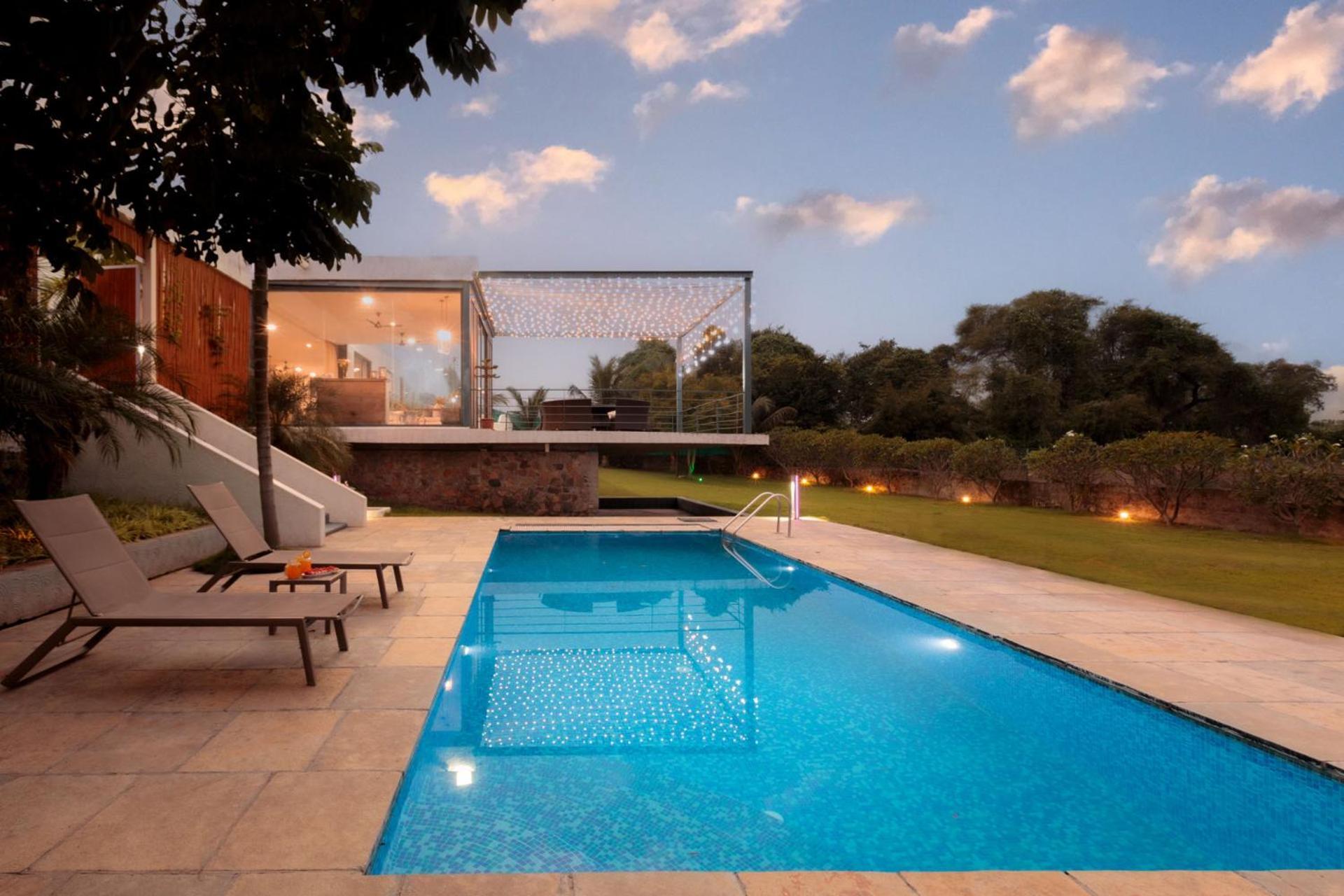 Shikrapur Open House By Stayvista - Nestled In Nature, Featuring A Swimming Pool & Expansive Lawn For A Serene Retreat מראה חיצוני תמונה
